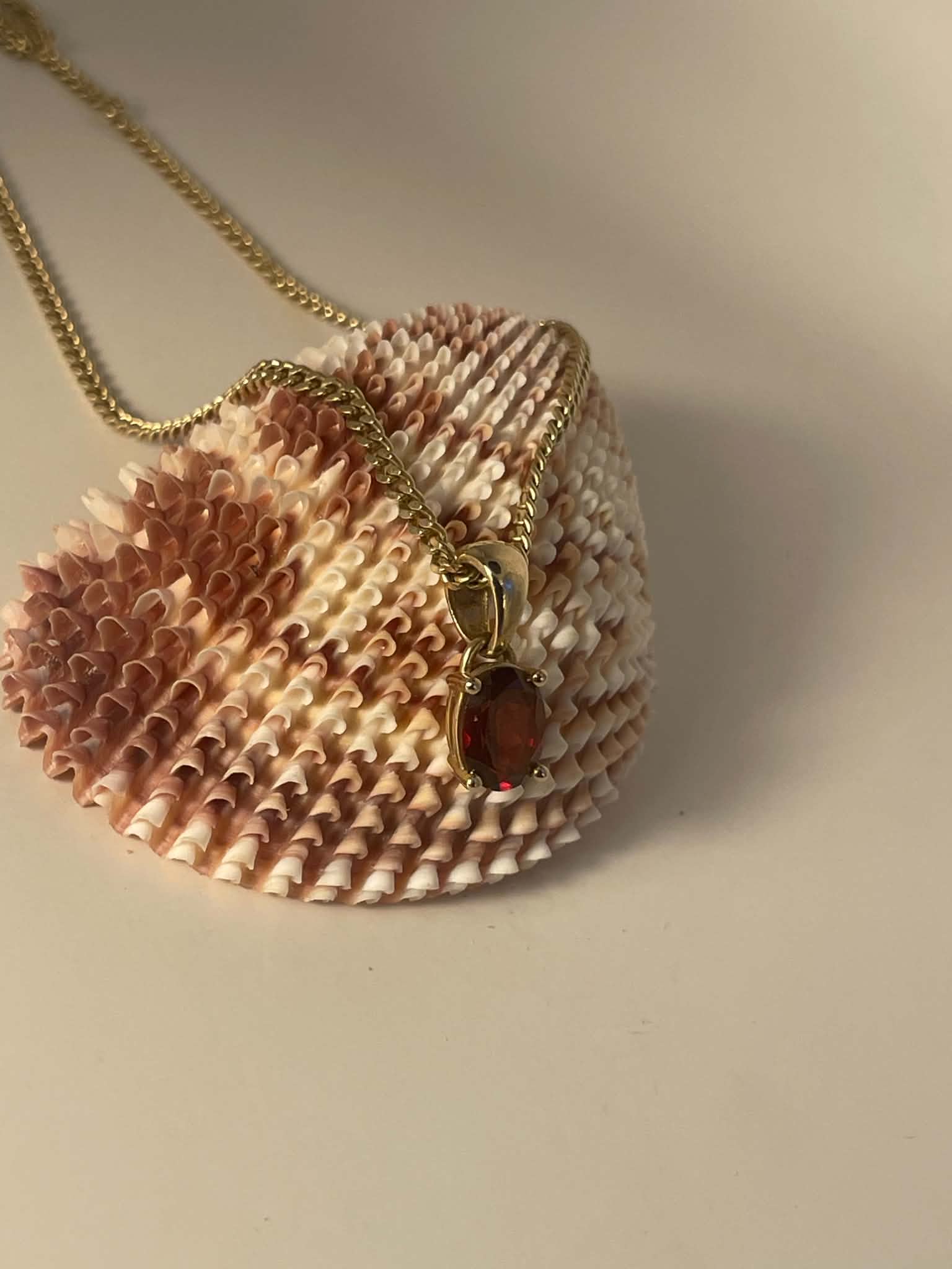 Pendentif or jaune 14K & grenat naturel