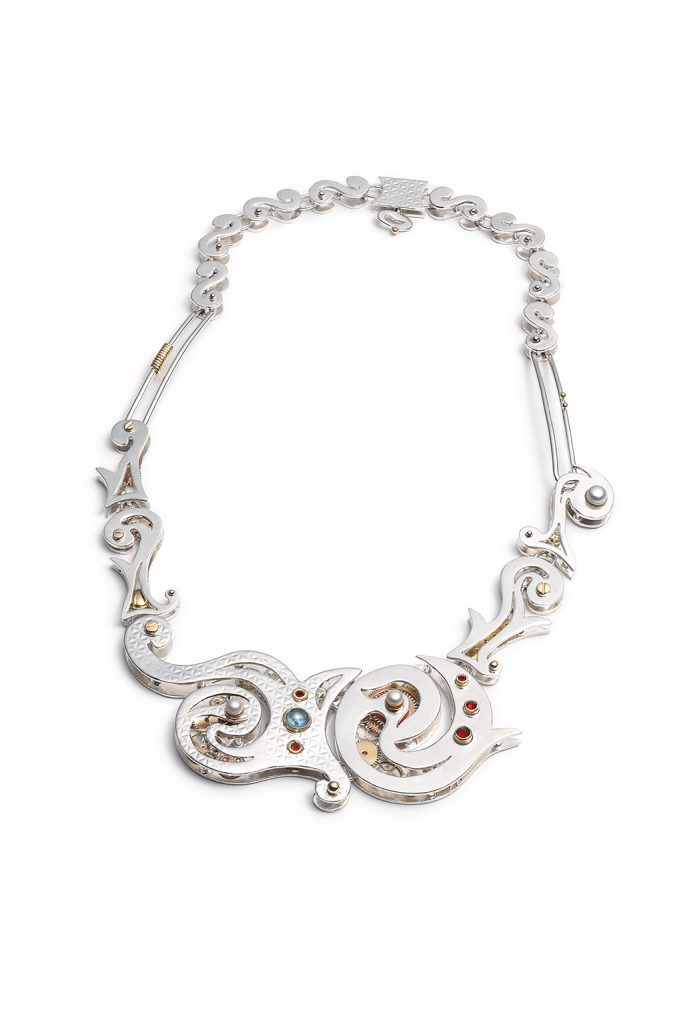Collier Secrets mécaniques, projet de fin d’études réalisé à la main